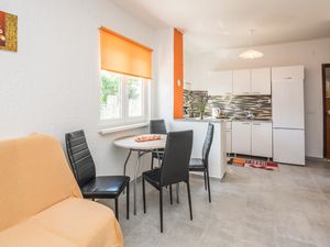 23933483-Ferienwohnung-4-Privlaka-300x225-5