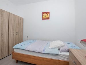 23876470-Ferienwohnung-4-Privlaka-300x225-2