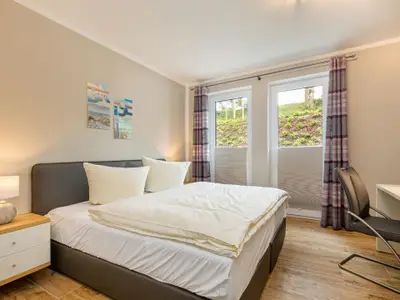 Schlafbereich. Schlafzimmer mit Boxspringbett