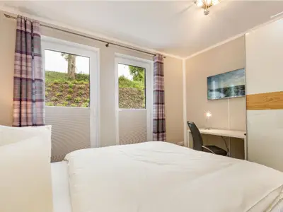 Schlafbereich. Mit Kleiderschrank und TV