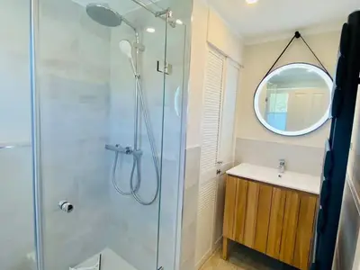 Badezimmer mit Dusche