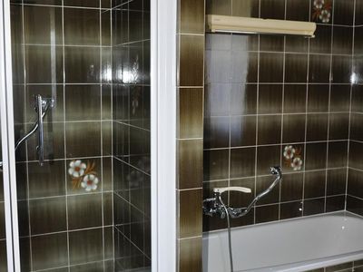 Badezimmer mit Badewanne und Dusche - Appartement 2