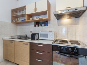 23753282-Ferienwohnung-5-Pula (Istarska)-300x225-5