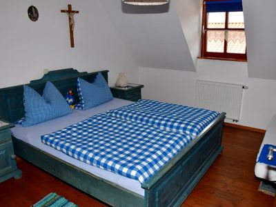 Schlafzimmer mit Doppelbett