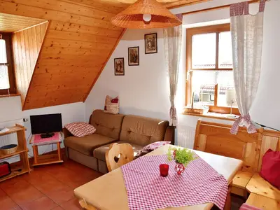 Wohnküche mit Essecke, Sofa und TV