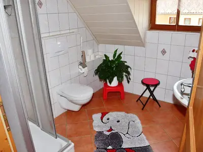 Bad mit Dusche und WC