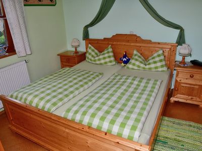 Schlafzimmer mit Doppelbett