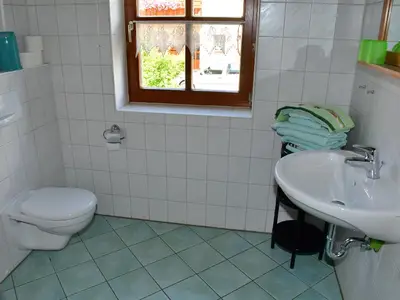 Bad mit Dusche und WC