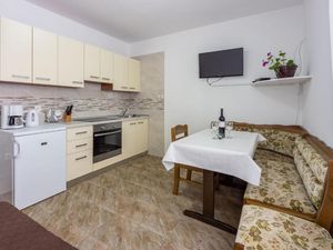 23941947-Ferienwohnung-5-Punat-300x225-5