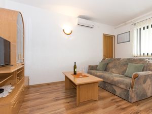 19126178-Ferienwohnung-5-Punat-300x225-1