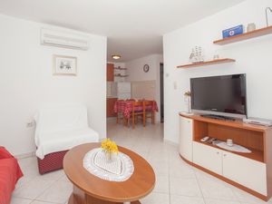 23932873-Ferienwohnung-4-Punat-300x225-3