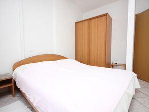 18324054-Ferienwohnung-2-Punta Kriza-300x225-3