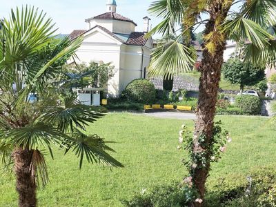 Platz mit Kapelle und Parking