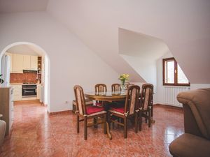 23982328-Ferienwohnung-6-Pučišća-300x225-3