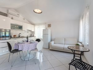 23932204-Ferienwohnung-5-Pučišća-300x225-1