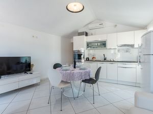 23932204-Ferienwohnung-5-Pučišća-300x225-4