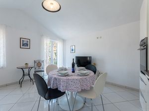 23932204-Ferienwohnung-5-Pučišća-300x225-5