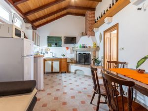 24057957-Ferienwohnung-4-Pučišća-300x225-0