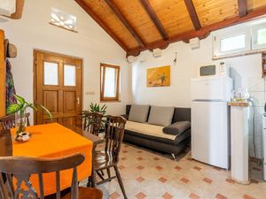 24057957-Ferienwohnung-4-Pučišća-300x225-2