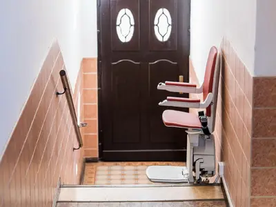 Treppenlift vom Hochparterre zum Aus- / Eingang