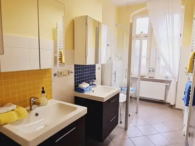 Bad Nr. 1 mit Doppelwaschplatz, WC und ebenerdiger Dusche