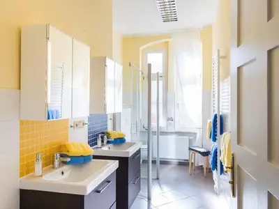 Badezimmer 1 mit Doppelwaschplatz und ebenerdiger Dusche