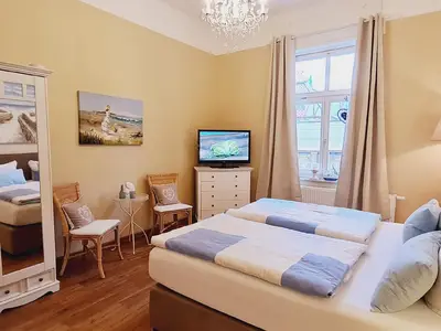 Schlafzimmer 1