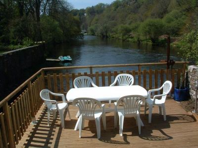 die Terrasse überragt den Fluss