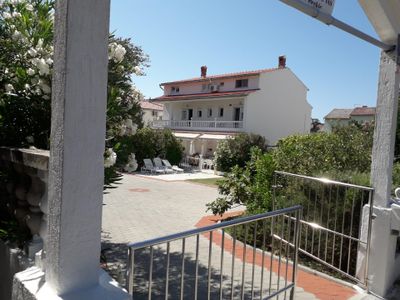 Außenansicht des Gebäudes. zufahr zum Haus mit garten.parking