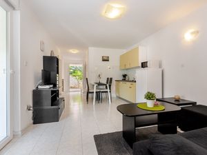 18323904-Ferienwohnung-4-Rabac-300x225-1