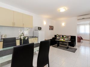 18323904-Ferienwohnung-4-Rabac-300x225-2