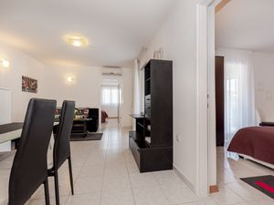 18323904-Ferienwohnung-4-Rabac-300x225-3