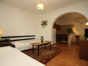 18323796-Ferienwohnung-4-Rabac-300x225-3