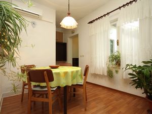 18323796-Ferienwohnung-4-Rabac-300x225-5