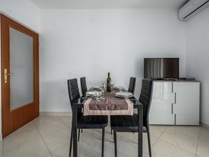 22092941-Ferienwohnung-4-Rabac-300x225-3