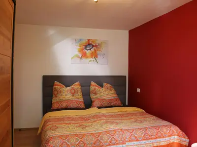 Schlafzimmer mit großem Doppelbett