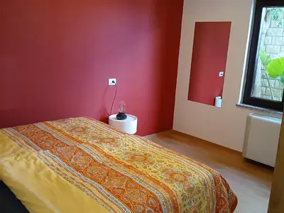Schlafzimmer mit großem Doppelbett