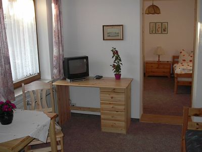 Wohnzimmer, im Hintergrud Schlafzimmer