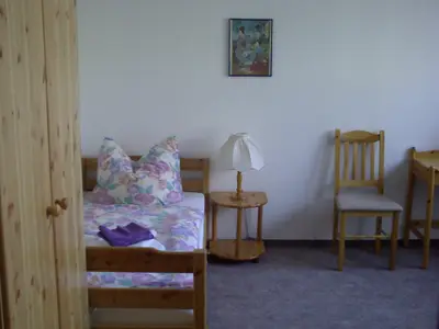 kombiniertes Wohn/-Schlafzimmer mit angrenzender Küche