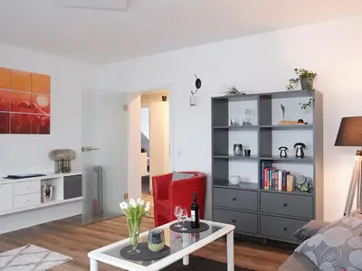 Helles Wohnzimmer mit angrenzendem Sonnen - Balkon