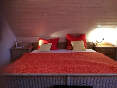 "Rotes" Schlafzimmer mit Rattandoppelbett / Waschbecken