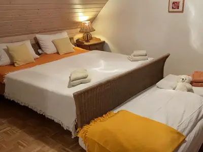 "Rotes" Schlafzimmer mit Zustellbett (3. Bett auf Anfrage)