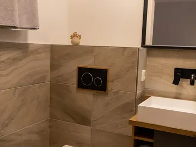 extra Badezimmer angrenzend im Schlafzimmer 1
