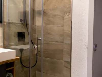 extra Badezimmer angrenzend im Schlafzimmer 1