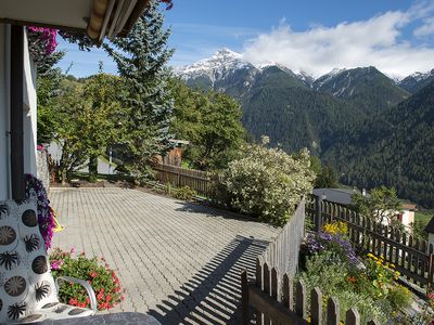 Sitzplatz Südseite, Blick nach Osten, Piz Ajüz