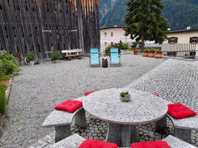 Sitzplatz mit Granittisch