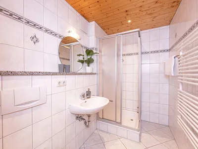 Bad mit Dusche WC Fewo Scheffmannlehen 4