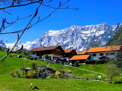 Blick vom Bergkurgarten auf unser Haus, im Hintergrund die Reiteralpe