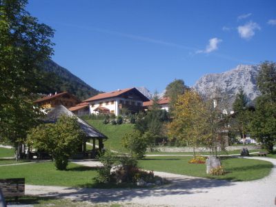 Blick vom Gradierwerk im Bergkurgarten auf Haus am Kurpark , Ferienwohnung Zörner in Ramsau