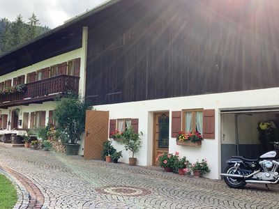 Hausfront mit Eingang Ferienwohnungen Jagerer - Biker willkommen